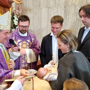 Biskup Šaško krstio šesto dijete obitelji Šuto